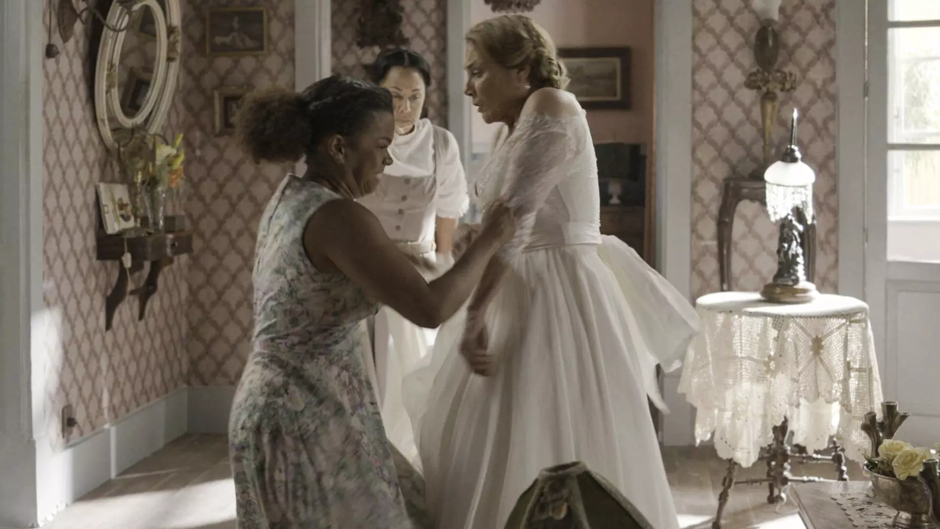 Dita (Jeniffer Nascimento) rasga vestido de Zulma (Heloísa Périssé) e choca Zenaide (Evelyn Castro)