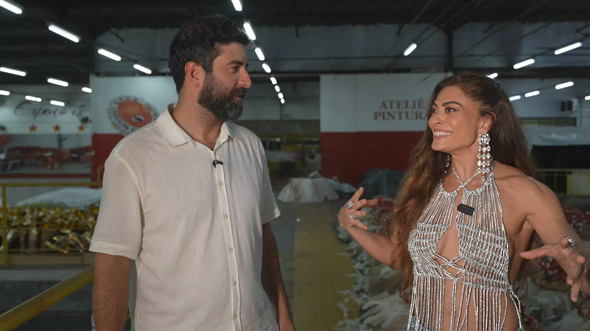 Repórter Rodrigo Carvalho com a atriz Juliana Paes no barracão da Viradouro