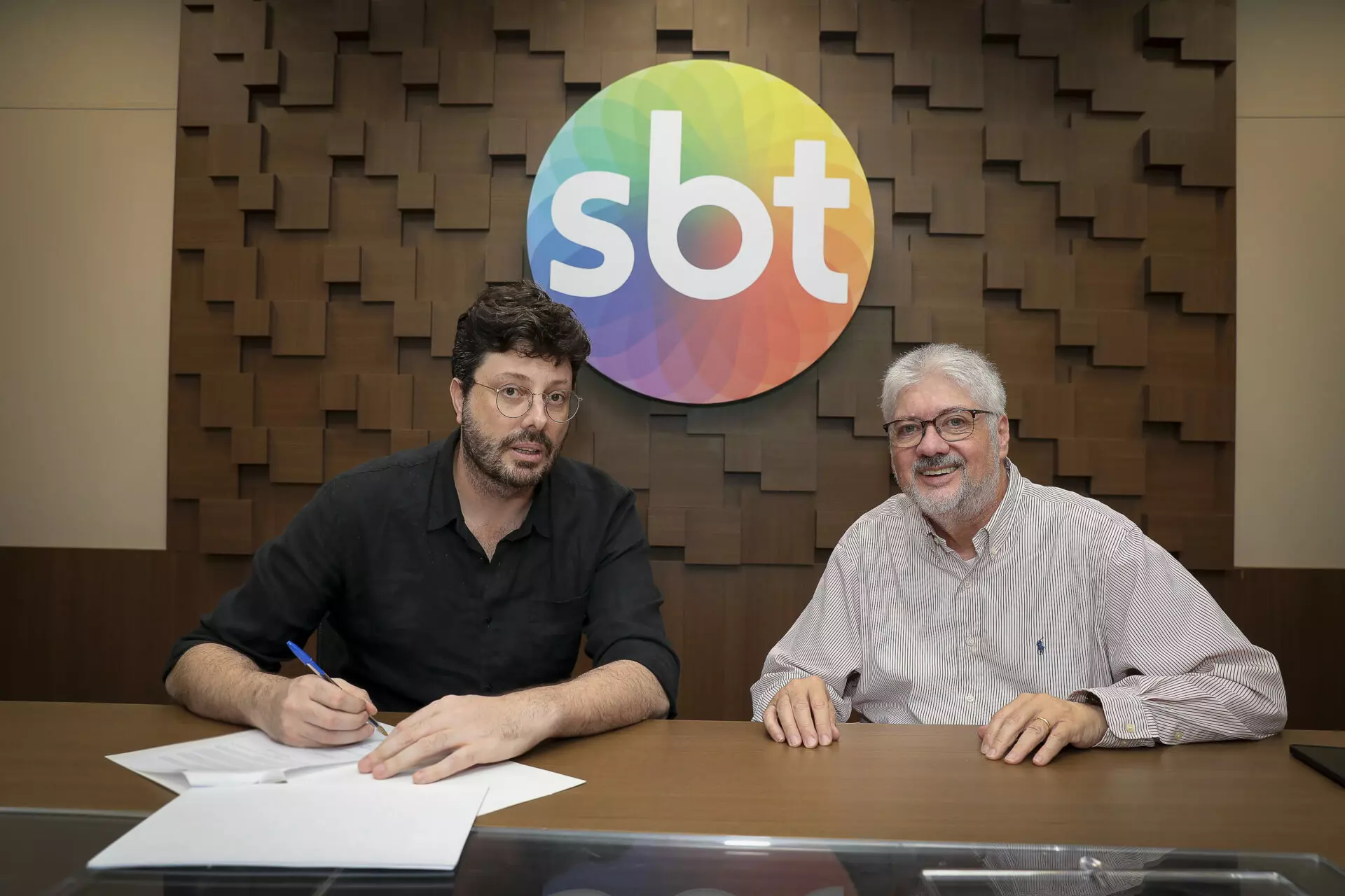 Danilo Gentili assina renovação de contrato com o SBT