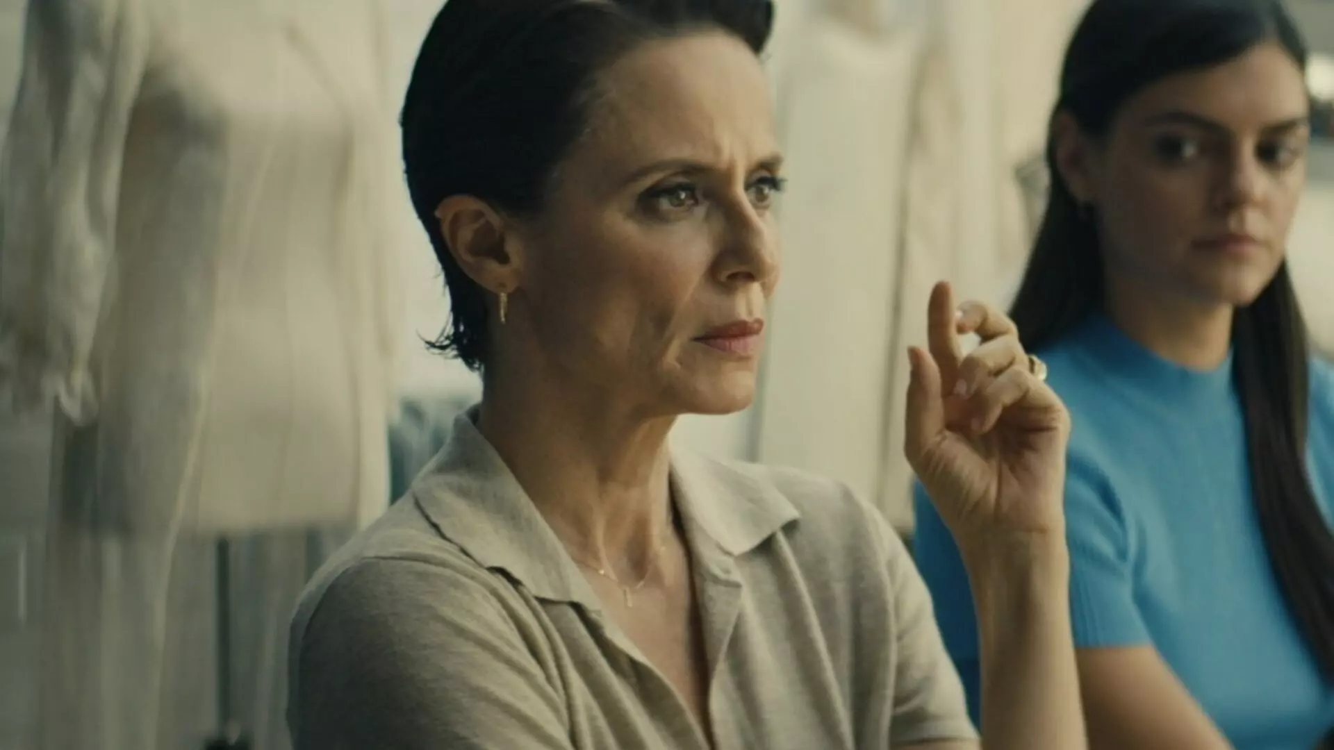 A Gestora: filme da Netflix acompanha acordo inesperado entre chefe e funcionária