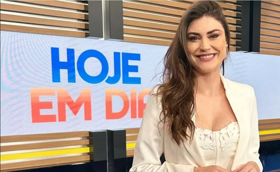 Gabriela França em frente ao Hoje em Dia