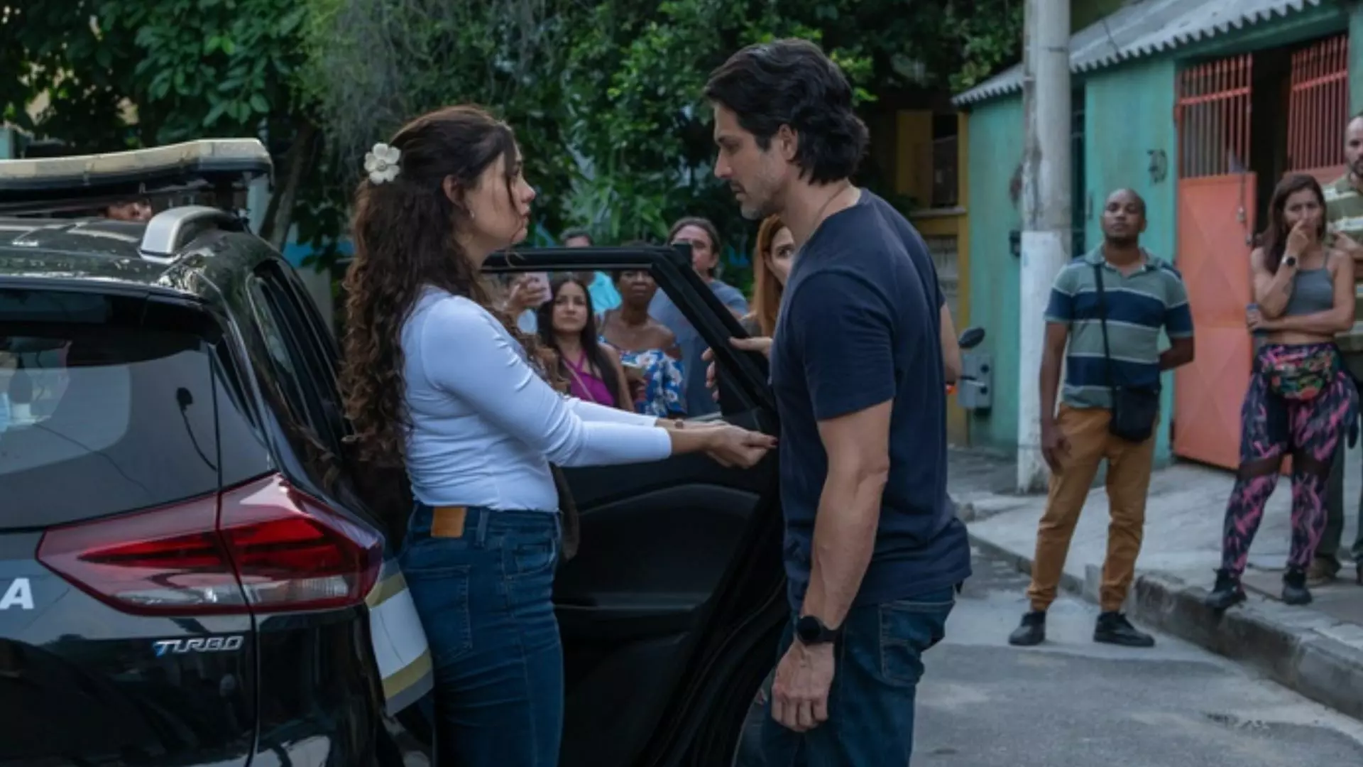 Gerluce (Sophie Charlotte) diz para Paulinho (Romulo Estrela) que tem uma coisa importante para revelar