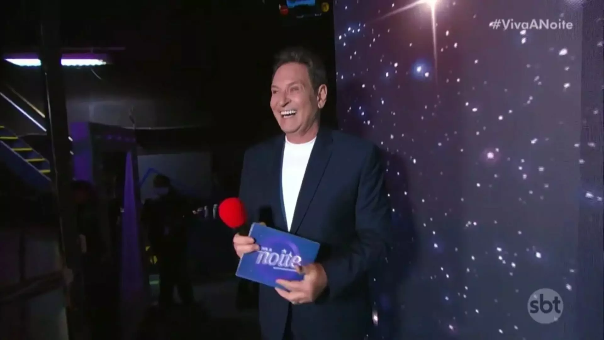 Viva a Noite volta com audiência em alta e vence a Record