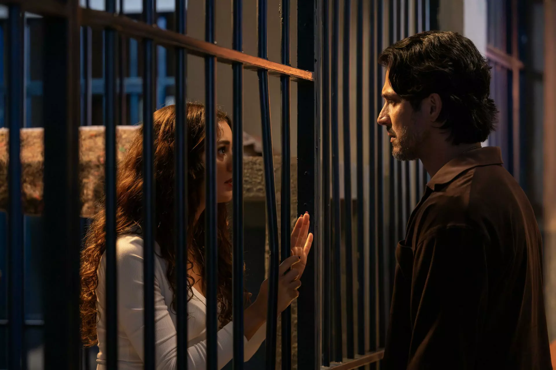 Gerluce (Sophie Charlotte) conta toda a verdade para Paulinho (Romulo Estrela) em Três Graças