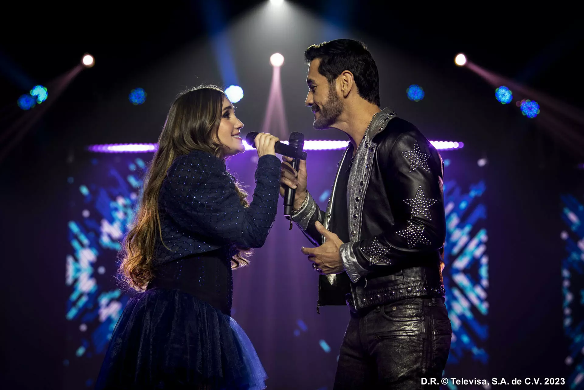 Dulce Maria e David Zepeda na novela Penso em Ti