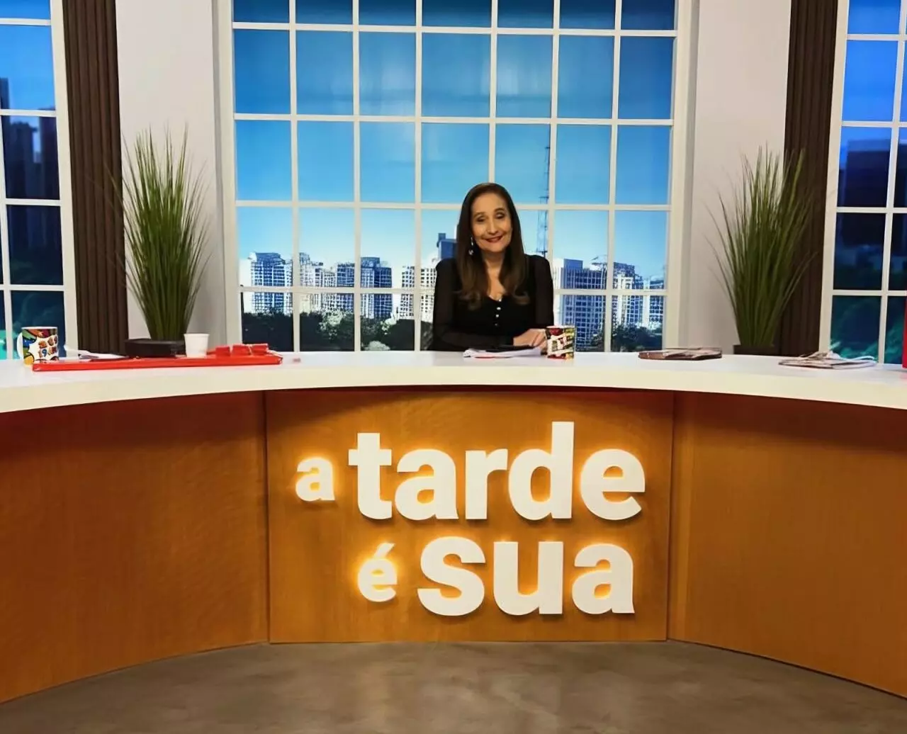 Sonia Abrão na bancada do programa A Tarde É Sua