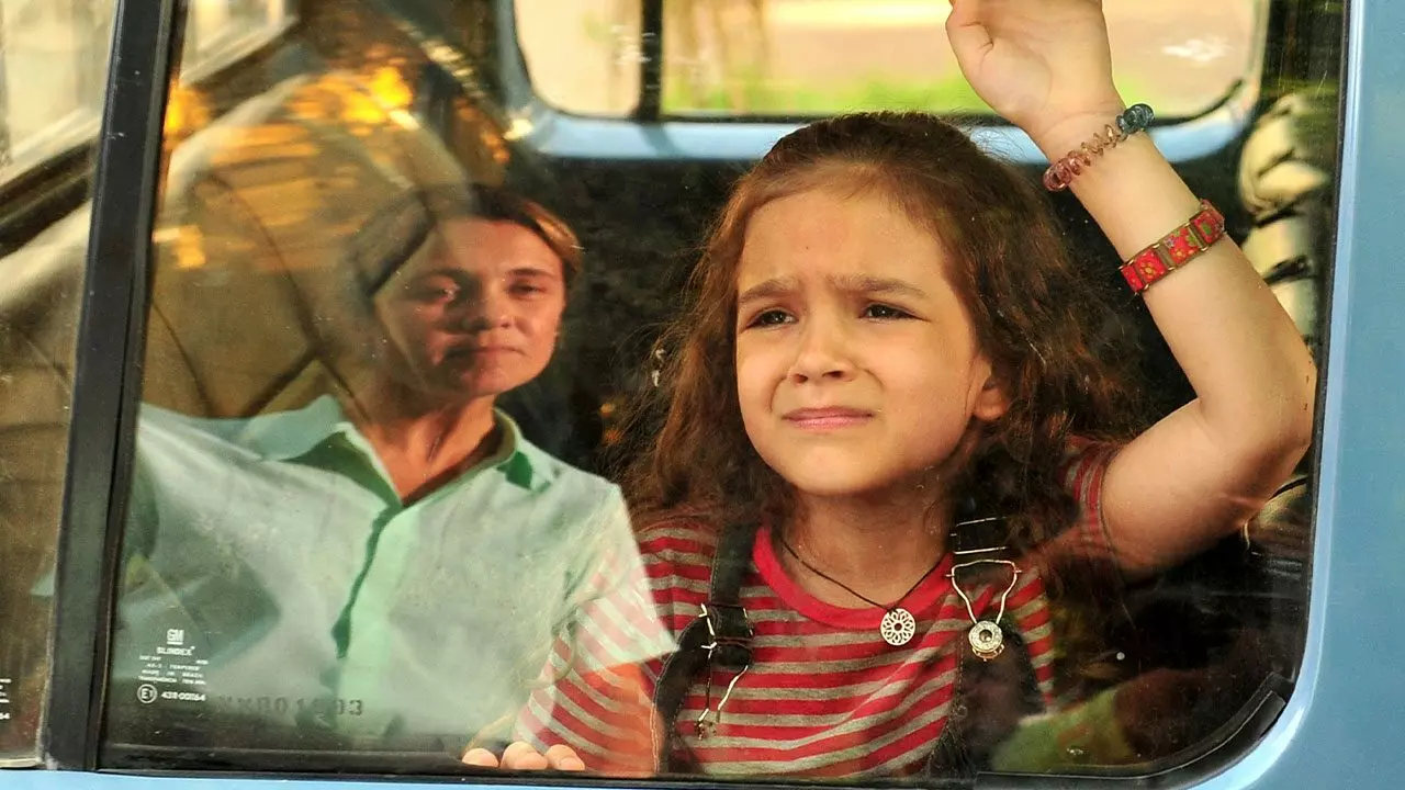 Carminha (Adriana Esteves) e Rita (Mel Maia) em Avenida Brasil