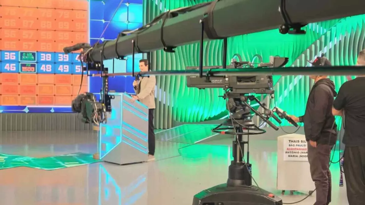 Celso Portiolli no novo cenário do Domingo Legal