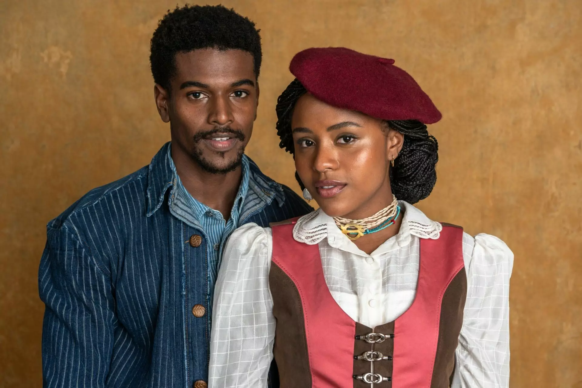 Alika (Duda Santos) e Tonho (Ronald Sotto)