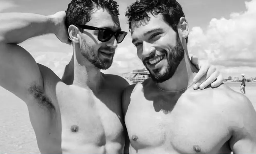 Bruno Fagundes e Bruno César curtem mar de João Pessoa