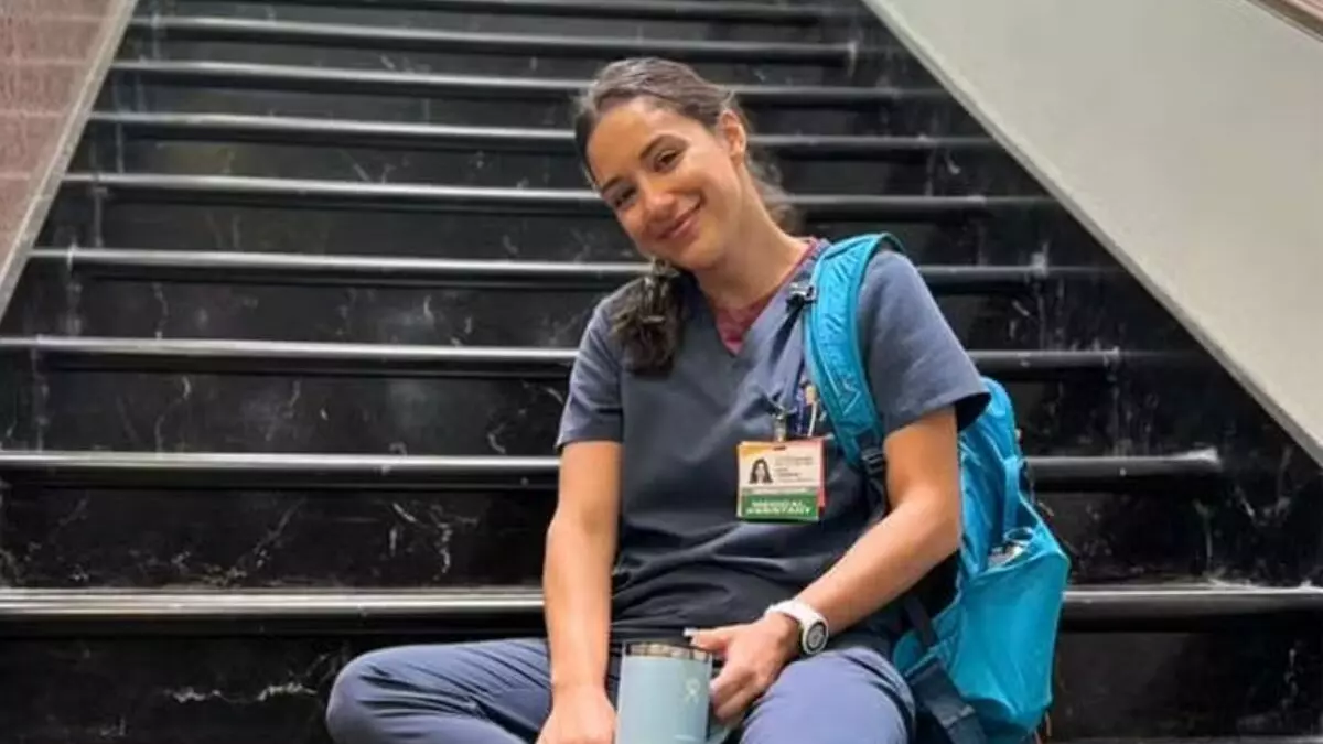 Taísa Gomes no set de The Pitt