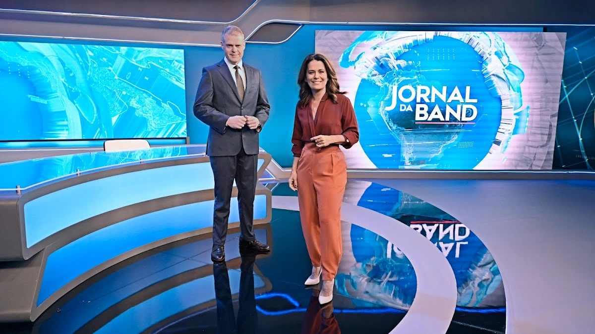 Eduardo Oinegue e Adriana Araújo comandam o Jornal da Band
