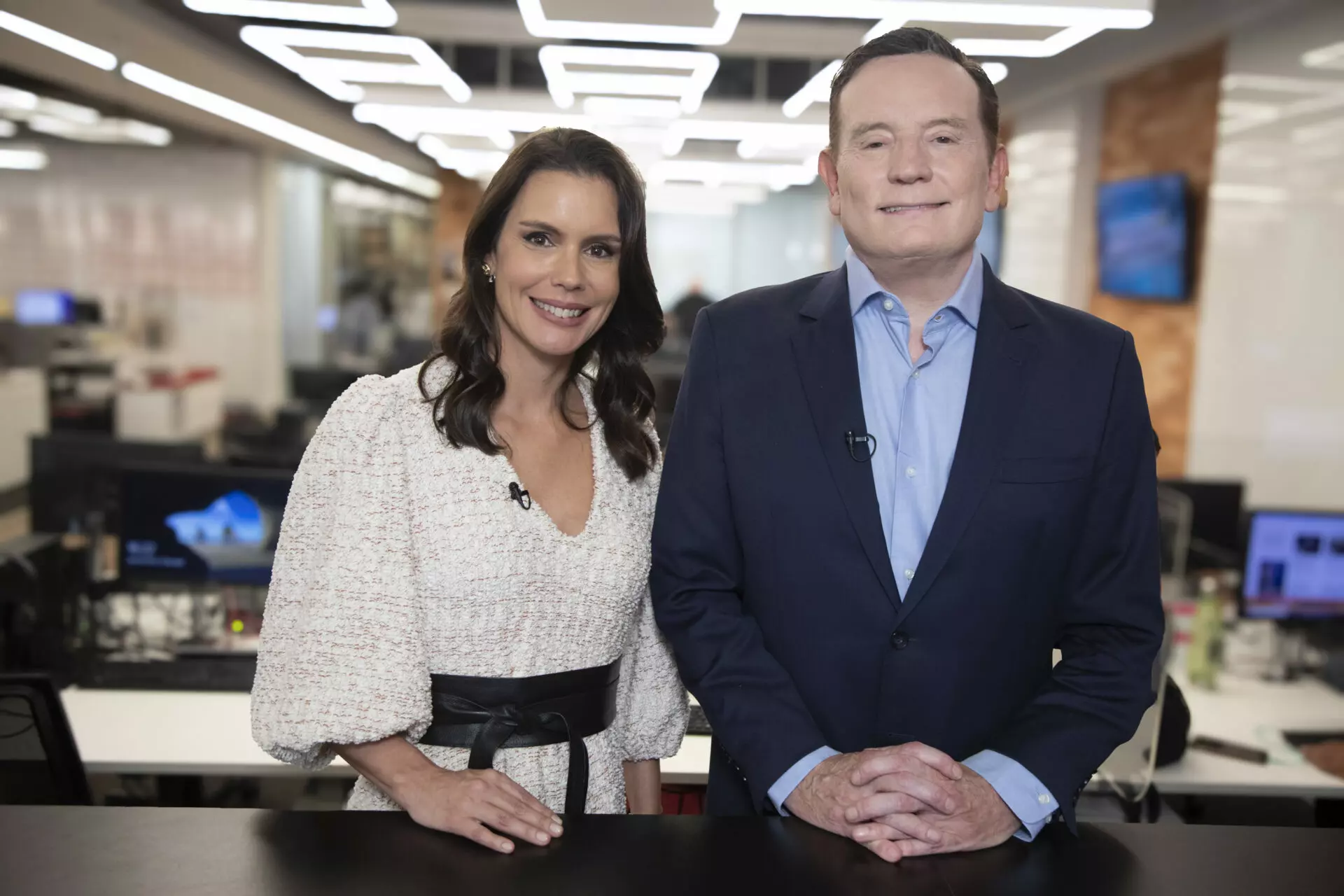 Roberto Cabrini e Camila Busnello apresentam o Domingo Espetacular