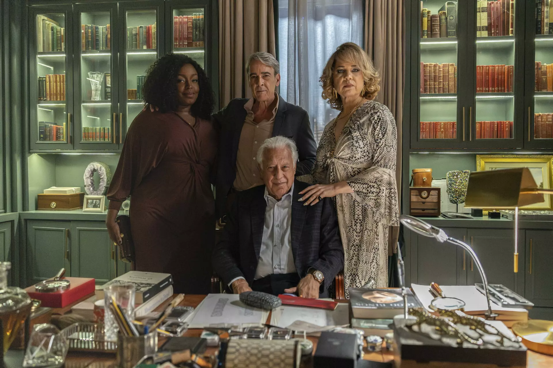 Arthur (Antonio Fagundes), Pilar (Isabel Teixeira), Ulisses (Alexandre Borges) e Silvana (Belize Pombal) em Quem Ama Cuida