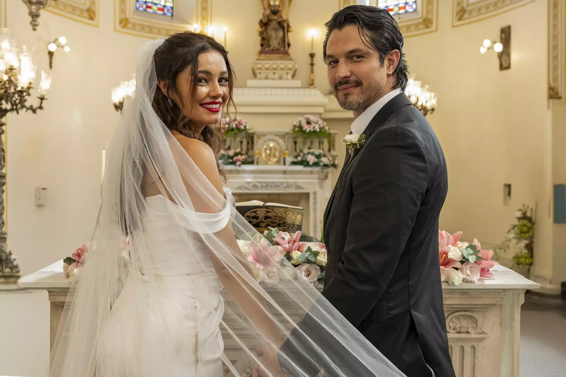 Gerluce (Sophie Charlotte) e Paulinho (Romulo Estrela) no altar, no último capítulo de Três Graças