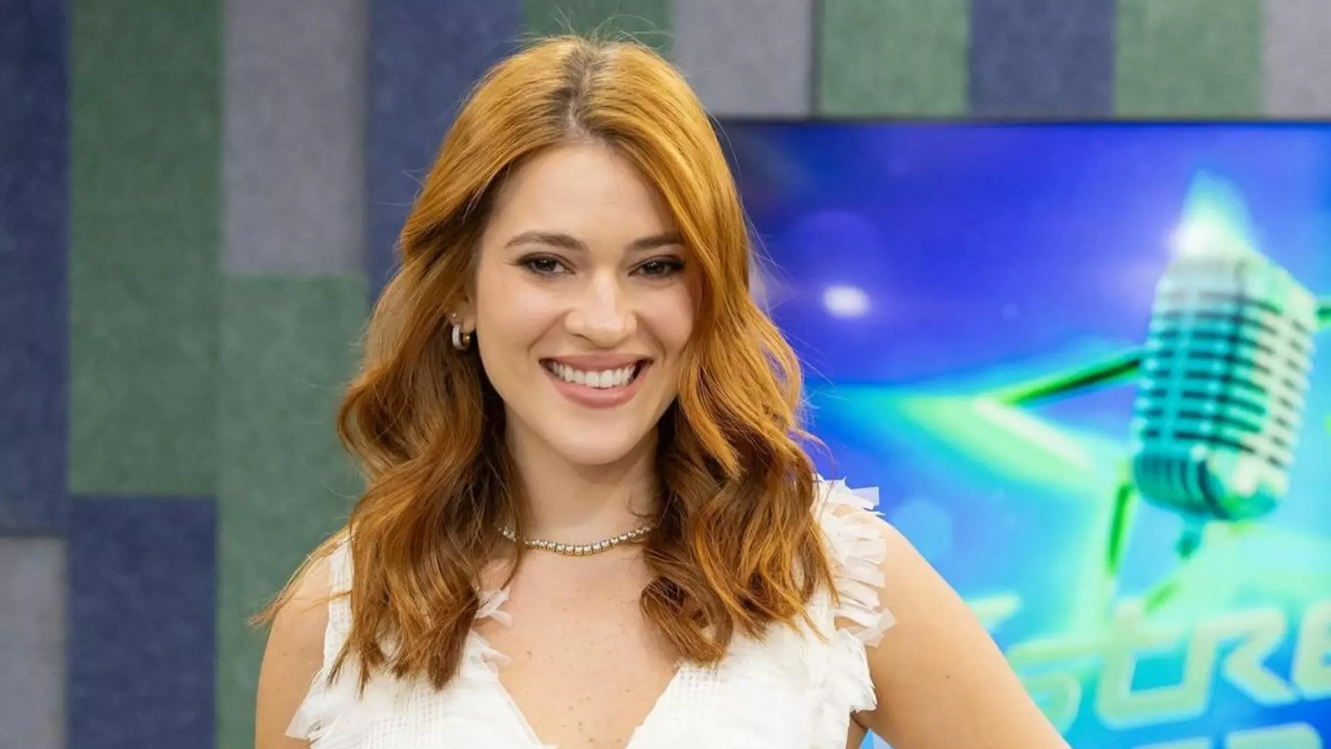 Ana Clara como apresentadora do Estrelas da Casa