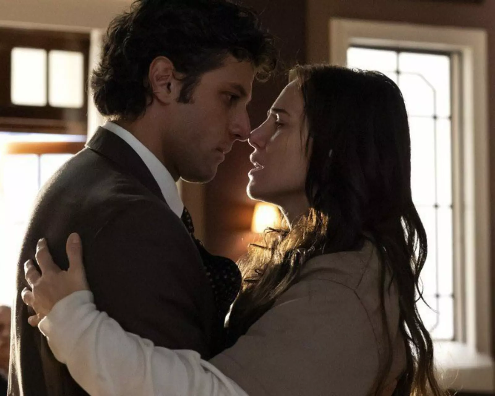 Chay Suede e Leticia Colin em Quem Ama Cuida