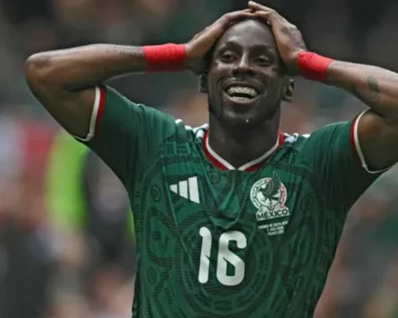 Julián Quiñones em campo no jogo entre México e África do Sul