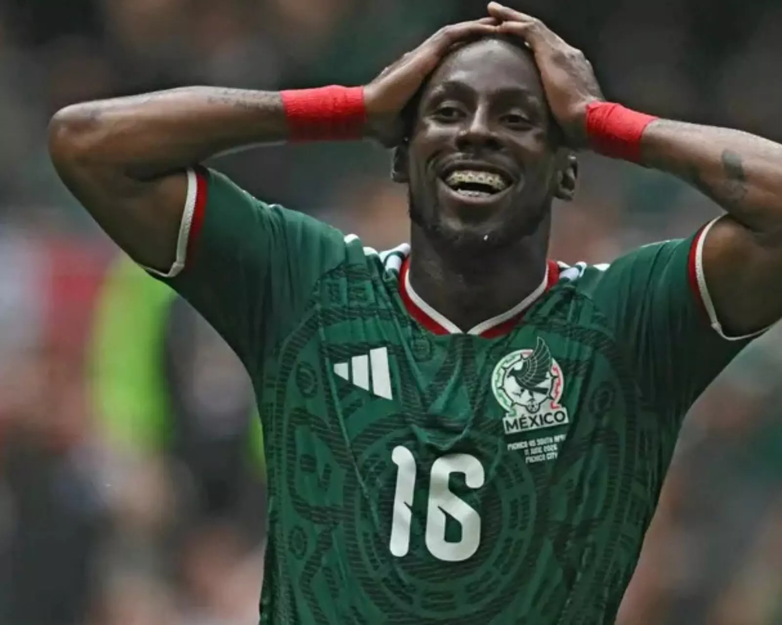 Julián Quiñones em campo no jogo entre México e África do Sul