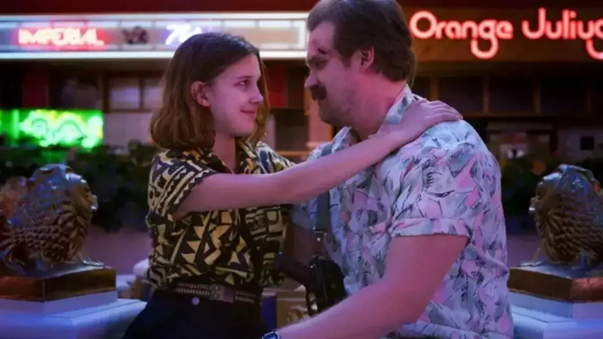 Millie Bobby Brown e David Harbour em Stranger Things