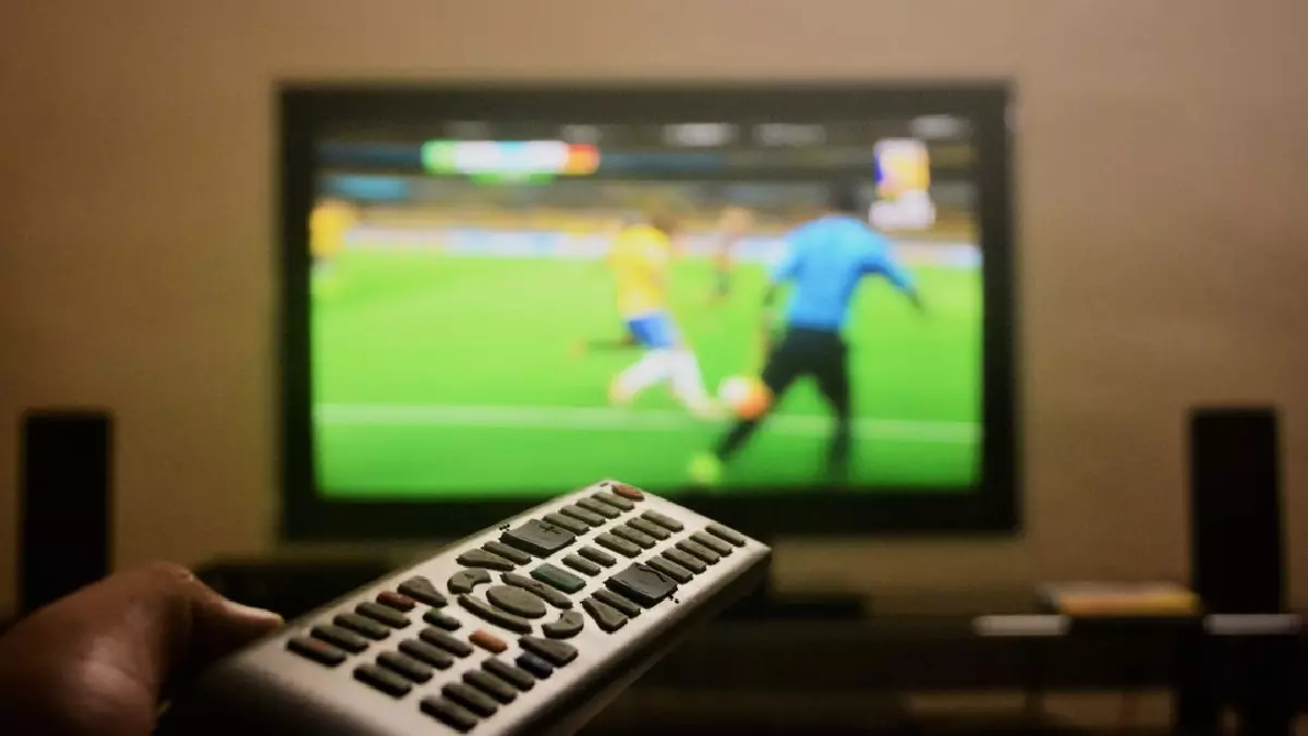 Jogo de futebol na tela da TV
