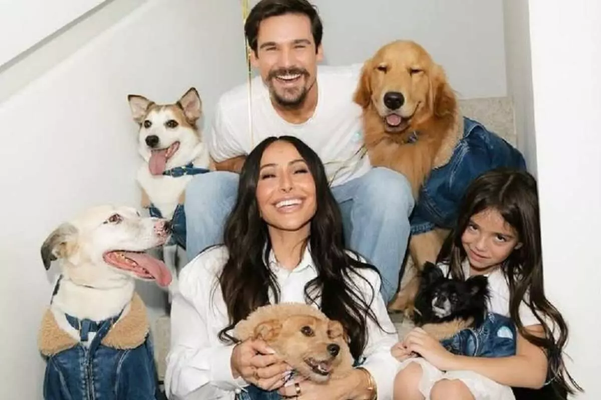 Sabrina Sato em família com seus cães