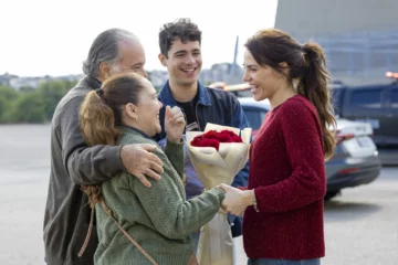 Adriana (Letícia Colin) sai da cadeia e reencontra sua família