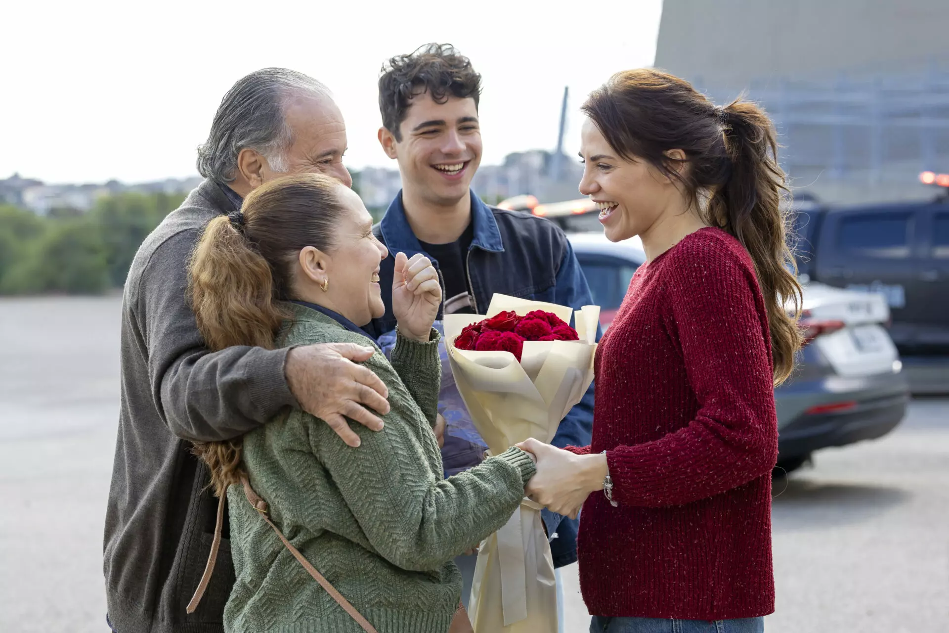 Adriana (Letícia Colin) sai da cadeia e reencontra sua família