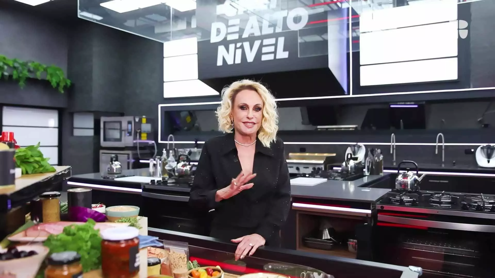 Ana Maria Braga faz tour na cozinha