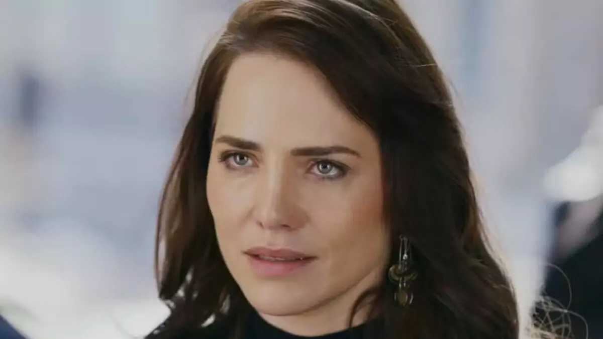 Leticia Colin como Adriana em Quem Ama Cuida