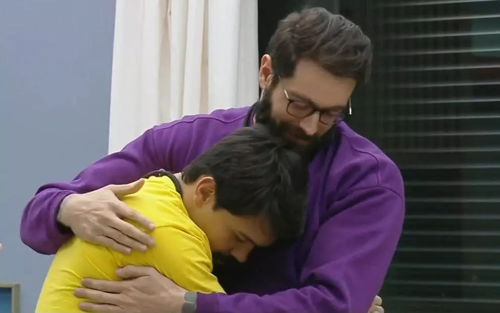 Jackson recebe abraço de Matheus; ele foi eliminado da Casa do Patrão nesta quinta-feira (9)