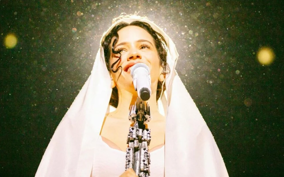 Rosalía em registro da Lux Tour, em Barcelona, em abril; ela está na trilha de Quem Ama Cuida